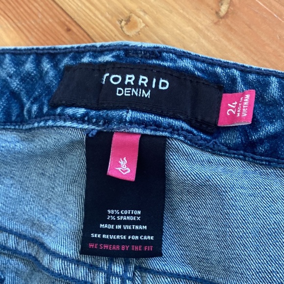 Torrid Acid Wash Distressed Denim Jean Capri Pants Plus Size 24 - Picture 3 of 4